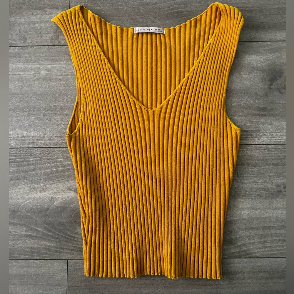 Ribbed mustard tank